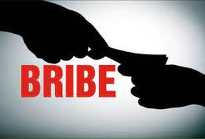 Bribery is rampant even in denominations and curfews | नोटाबंदी, संचारबंदीतही लाचखोरी जोरात Bribery is rampant even in denominations and curfews | नोटाबंदी, संचारबंदीतही लाचखोरी जोरात