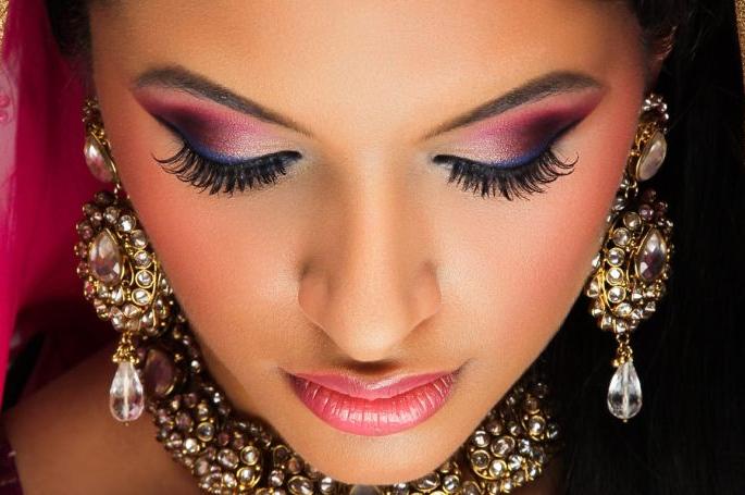 Is expensive though; Wherever HD makeup dominates | आहे महागडा तरी; जिकडे तिकडे एचडी मेकअपचाच बोलबाला Is expensive though; Wherever HD makeup dominates | आहे महागडा तरी; जिकडे तिकडे एचडी मेकअपचाच बोलबाला