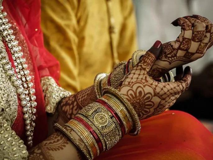 bride cuts wedding dresses in the shop because order canceled by shopkeeper and he was not ready to return advance | दुकानादाराने केलेल्या 'त्या' कृत्याची नवरीला आला संताप, म्हणून तिने दुकानातले कपडेच फाडले bride cuts wedding dresses in the shop because order canceled by shopkeeper and he was not ready to return advance | दुकानादाराने केलेल्या 'त्या' कृत्याची नवरीला आला संताप, म्हणून तिने दुकानातले कपडेच फाडले