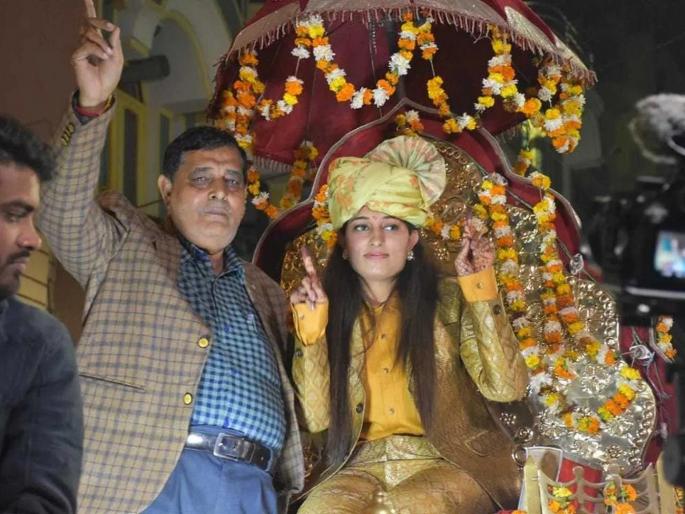 father organizes daughters wedding procession in unique way share social message social media users praised effort | Trending News: लग्नाच्या वेळी वधूपित्याने केलं असं काही... शहरातच नव्हे, सोशल मीडियावरही झालं कौतुक father organizes daughters wedding procession in unique way share social message social media users praised effort | Trending News: लग्नाच्या वेळी वधूपित्याने केलं असं काही... शहरातच नव्हे, सोशल मीडियावरही झालं कौतुक