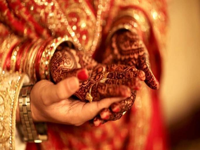 Bride refused to wear the clothes received from his father-in-law and beat her | सासरकडून मिळालेले कपडे घालण्यास नवरदेवाने दिला नकार; नवरीच्या घरच्यांनी केली बेदम मारहाण Bride refused to wear the clothes received from his father-in-law and beat her | सासरकडून मिळालेले कपडे घालण्यास नवरदेवाने दिला नकार; नवरीच्या घरच्यांनी केली बेदम मारहाण
