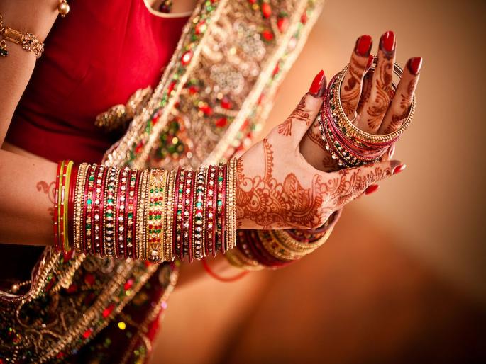 groom family demanded 10 lakh on wedding day and did not came for marriage as bride side could not arrange money | नवरी वाट पाहत राहिली पण वरात आलीच नाही; लग्नाच्या दिवशी नवरदेवाने केली १० लाखांची मागणी groom family demanded 10 lakh on wedding day and did not came for marriage as bride side could not arrange money | नवरी वाट पाहत राहिली पण वरात आलीच नाही; लग्नाच्या दिवशी नवरदेवाने केली १० लाखांची मागणी