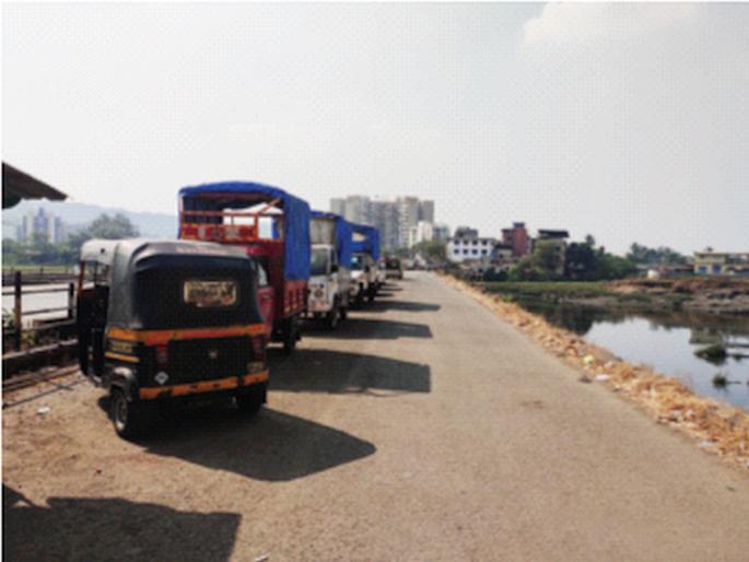 The appearance of the parking lot came to the bridge of Panvel | पनवेलच्या पुलाला आले वाहनतळाचे स्वरूप The appearance of the parking lot came to the bridge of Panvel | पनवेलच्या पुलाला आले वाहनतळाचे स्वरूप