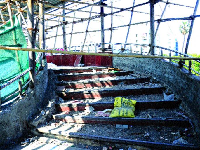 Passengers are required to travel to the station in Thane | ठाण्यात प्रवाशांना करावी लागते तारेवरची कसरत Passengers are required to travel to the station in Thane | ठाण्यात प्रवाशांना करावी लागते तारेवरची कसरत