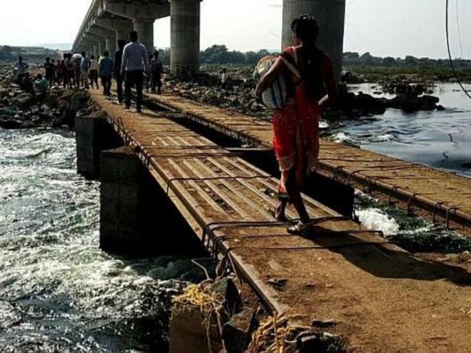Due to the twitching of the boat, the death of a son-in-law dies, the iron bridge overtakes him | दुचाकीसह नदीत बुडून जावई-सासऱ्याचा मृत्यू, लोखंडी पुलावरून तोल गेल्याने घात