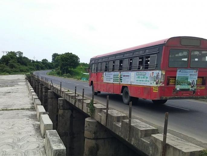 having two big accidents, the Khadakmukha bridge without a rig | दोन मोठ्या दुर्घटना घडूनही खडकपूर्णा पूल कठड्याविनाच having two big accidents, the Khadakmukha bridge without a rig | दोन मोठ्या दुर्घटना घडूनही खडकपूर्णा पूल कठड्याविनाच