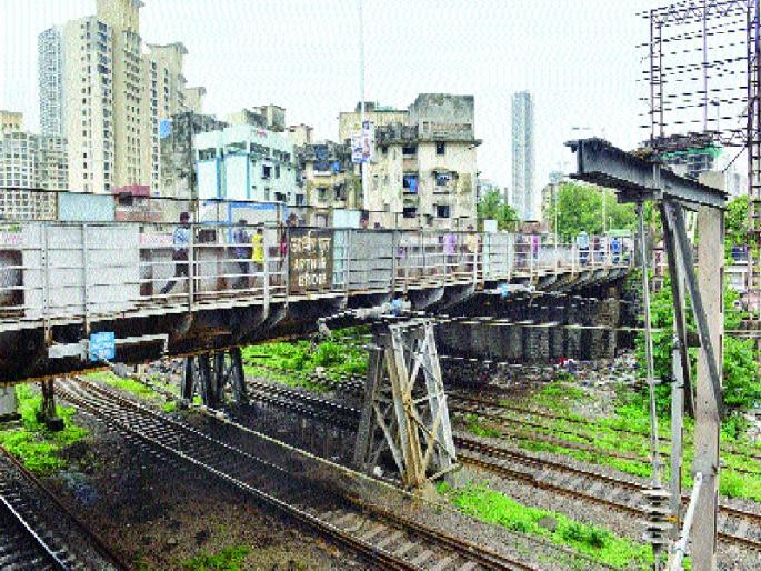 Shocking: 43 bridge on Mumbai suburban railway are dangerous, disclosed in the information authority | धक्कादायक : मुंबई उपनगरीय रेल्वेवरील ४३ पूल धोकादायक Shocking: 43 bridge on Mumbai suburban railway are dangerous, disclosed in the information authority | धक्कादायक : मुंबई उपनगरीय रेल्वेवरील ४३ पूल धोकादायक