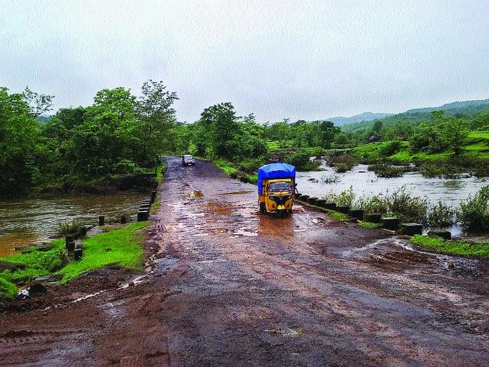 The old bridge on the Rewat-Nageshwar river in Mahad is dangerous | महाडमधील रेवतळे-नागेश्वर नदीवरील जुना पूल धोकादायक The old bridge on the Rewat-Nageshwar river in Mahad is dangerous | महाडमधील रेवतळे-नागेश्वर नदीवरील जुना पूल धोकादायक