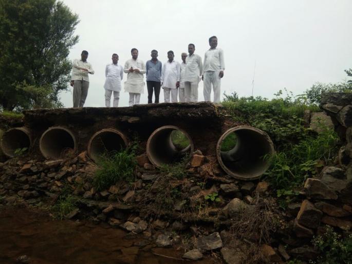 MLA inspected damaged bridge washim | गोहोगाव रस्त्यावरील क्षतिग्रस्त पुलाची आमदारांकडुन पाहणी MLA inspected damaged bridge washim | गोहोगाव रस्त्यावरील क्षतिग्रस्त पुलाची आमदारांकडुन पाहणी