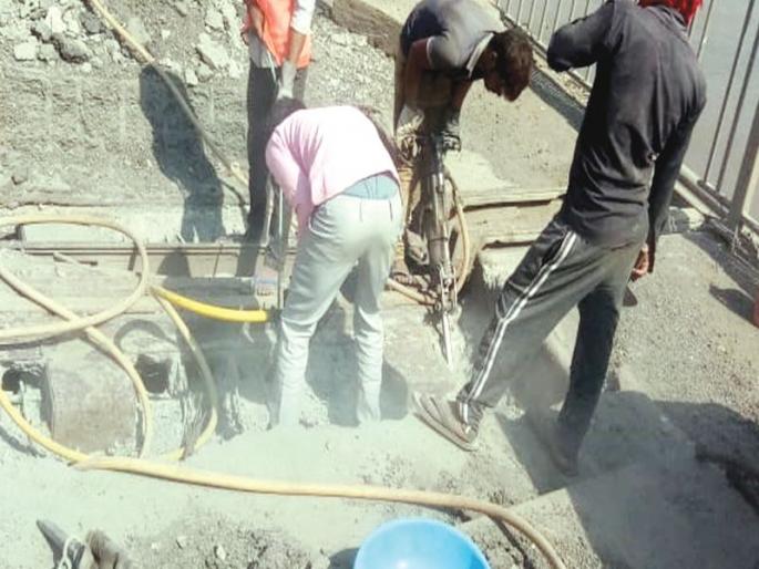 Who should be responsible for delaying the bridge repair? | वरसावे पूल दुरुस्तीच्या विलंबास जबाबदार कोणाला धरायचे? Who should be responsible for delaying the bridge repair? | वरसावे पूल दुरुस्तीच्या विलंबास जबाबदार कोणाला धरायचे?