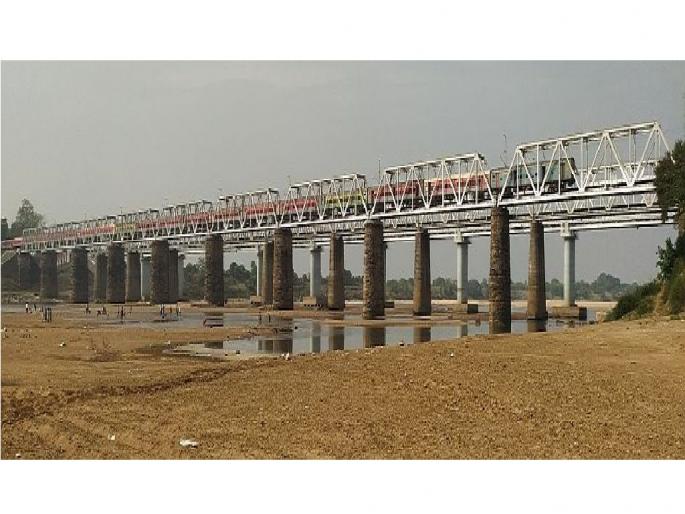 The fatal 'selfie' of the youth on the railway bridge which has reached 100 years | शंभरी गाठलेल्या रेल्वे पुलावर तरुणांची जीवघेणी ‘सेल्फी’ The fatal 'selfie' of the youth on the railway bridge which has reached 100 years | शंभरी गाठलेल्या रेल्वे पुलावर तरुणांची जीवघेणी ‘सेल्फी’