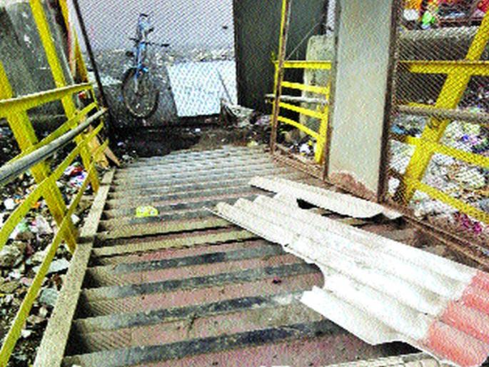 Starting the unfurnished pedestrian pedestrian bridge, the work was completed before the completion of the bridge | अपूर्णावस्थेतील आंबिवली पादचारी पूल सुरू, काम पूर्ण होण्याआधीच पूल खुला करण्याची घाई Starting the unfurnished pedestrian pedestrian bridge, the work was completed before the completion of the bridge | अपूर्णावस्थेतील आंबिवली पादचारी पूल सुरू, काम पूर्ण होण्याआधीच पूल खुला करण्याची घाई