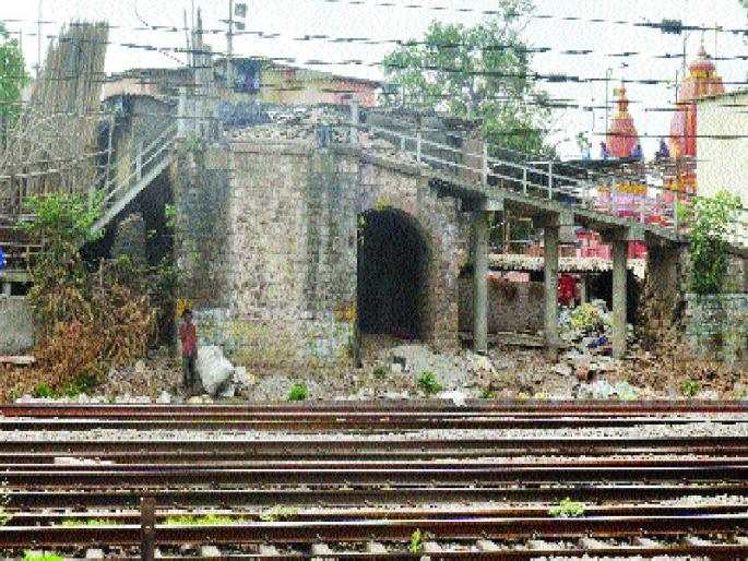 Shivajinagar Railway Bridge in Jalgaon, 650 meter power channel and pillars have been removed | जळगावातील शिवाजीनगर रेल्वे उड्डाणपुलावरील ६५० मीटर वीज वाहिन्या व खांब हटविले