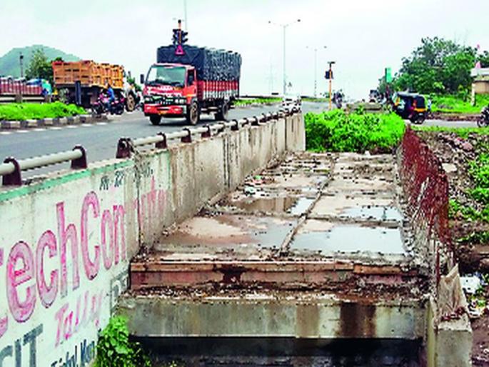 Work on the subway on the Mammardi Bridge | मामुर्डी पुलावरील भुयारी मार्गाचे काम रखडलेले Work on the subway on the Mammardi Bridge | मामुर्डी पुलावरील भुयारी मार्गाचे काम रखडलेले