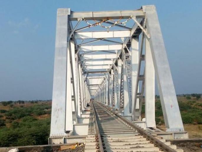 2 big, 38 small bridges on Akola-Akot broad gauge railway line | अकोला-अकोट ब्रॉडगेज रेल्वे मार्गावर २ मोठे, ३८ लहान पूल 2 big, 38 small bridges on Akola-Akot broad gauge railway line | अकोला-अकोट ब्रॉडगेज रेल्वे मार्गावर २ मोठे, ३८ लहान पूल