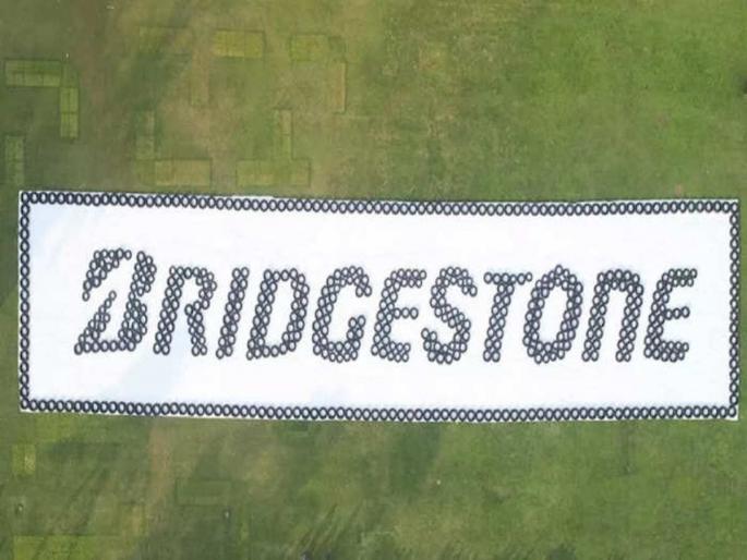 As many as 565 tires Bridgestone India created a Guinness record for the largest tire logo | तब्बल ५६५ टायर्स, ब्रिजस्टोन इंडियानं सर्वात मोठा टायर लोगो साकारत केला गिनीज वर्ल्ड रेकॉर्ड As many as 565 tires Bridgestone India created a Guinness record for the largest tire logo | तब्बल ५६५ टायर्स, ब्रिजस्टोन इंडियानं सर्वात मोठा टायर लोगो साकारत केला गिनीज वर्ल्ड रेकॉर्ड