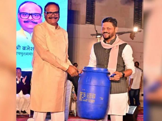 SP leader gifts blue drum to Uttar Pradesh Deputy Chief Minister, sparks discussion on social media | सपाच्या नेत्याने उत्तर प्रदेशच्या उपमुख्यमंत्र्यांना भेट म्हणून दिला निळा ड्रम, सोशल मीडियावर चर्चांना उधाण SP leader gifts blue drum to Uttar Pradesh Deputy Chief Minister, sparks discussion on social media | सपाच्या नेत्याने उत्तर प्रदेशच्या उपमुख्यमंत्र्यांना भेट म्हणून दिला निळा ड्रम, सोशल मीडियावर चर्चांना उधाण