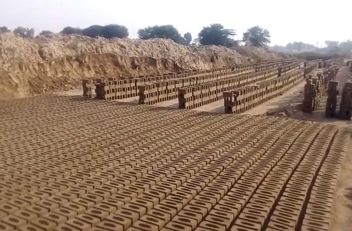 No notification of use of soil in brick kilns! | वीटभट्ट्यांमध्ये माती वापराला निर्बंधाची अधिसूचनाच नाही!