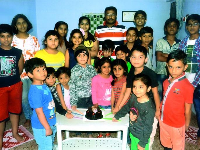 Akola: Celebrated by Chimukya intelligentsia, Viswanathan Anand's birthday is celebrated | अकोला : चिमुकल्या बुध्दिबळपटूंनी साजरा केला विश्वनाथन आनंदचा वाढदिवस Akola: Celebrated by Chimukya intelligentsia, Viswanathan Anand's birthday is celebrated | अकोला : चिमुकल्या बुध्दिबळपटूंनी साजरा केला विश्वनाथन आनंदचा वाढदिवस