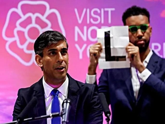 Britain Election Result Live Update: Rushi Sunak's party ends 14 years of government, announces resignation; Labor Party won in Britain 400 plus seats | सुनक यांच्या पक्षाचे १४ वर्षांचे सरकार गेले, राजीनाम्याची घोषणा; ब्रिटनमध्ये लेबर पार्टी ४०० पार Britain Election Result Live Update: Rushi Sunak's party ends 14 years of government, announces resignation; Labor Party won in Britain 400 plus seats | सुनक यांच्या पक्षाचे १४ वर्षांचे सरकार गेले, राजीनाम्याची घोषणा; ब्रिटनमध्ये लेबर पार्टी ४०० पार