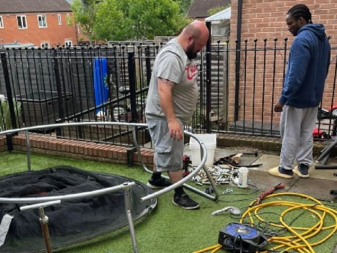 woman-sends-husband-to-do-household-work-earn-23-thousand-daily | ही महिला घरकाम करायला नवऱ्याला पाठवते, दिवसाला कमावते २३ हजार woman-sends-husband-to-do-household-work-earn-23-thousand-daily | ही महिला घरकाम करायला नवऱ्याला पाठवते, दिवसाला कमावते २३ हजार