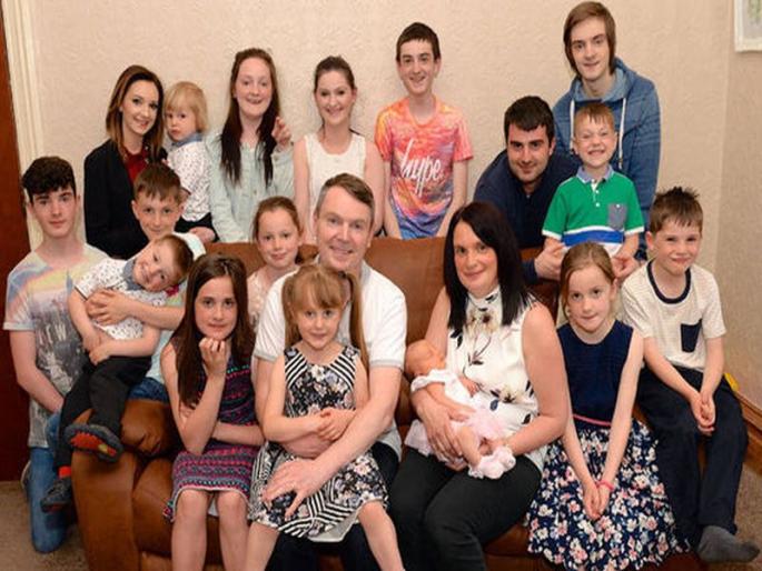 This woman gave birth to 21st child in 43 years | या महिलेने ४३ वर्षी दिला २१व्या बाळाला जन्म, म्हणाली आता बस्स! This woman gave birth to 21st child in 43 years | या महिलेने ४३ वर्षी दिला २१व्या बाळाला जन्म, म्हणाली आता बस्स!