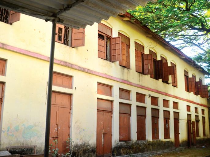 British girl school bulldozer! | ब्रिटिशकालीन कन्या शाळेवर बुलडोझर ! British girl school bulldozer! | ब्रिटिशकालीन कन्या शाळेवर बुलडोझर !