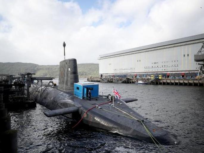 Nuclear waste fell into the sea after a dilapidated pipe burst, causing havoc in britain due to the Navy's mistake | जीर्ण पाईप फुटून आण्विक कचरा समुद्रात पडला, नौदलाच्या चुकीमुळे या देशात हाहाकार