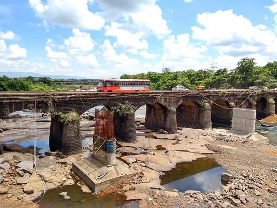 The British Bridge will be housed in history. The work of four-laning of the Mumbai-Goa highway in progress | ब्रिटिशकालीन पूल होणार इतिहासजमा - मुंबई-गोवा महामार्ग चौपदरीकरणाचे काम प्रगतीपथावर The British Bridge will be housed in history. The work of four-laning of the Mumbai-Goa highway in progress | ब्रिटिशकालीन पूल होणार इतिहासजमा - मुंबई-गोवा महामार्ग चौपदरीकरणाचे काम प्रगतीपथावर