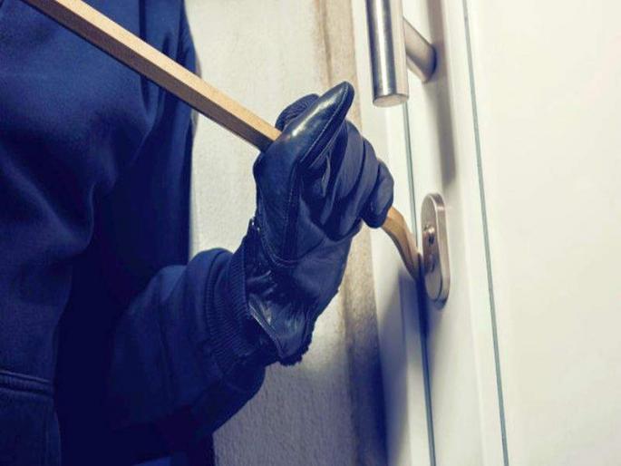 Theft in three shops in one night, causing panic among the citizens | एका रात्रीत तीन दुकाने फोडली, नागरिकांमध्ये भीती Theft in three shops in one night, causing panic among the citizens | एका रात्रीत तीन दुकाने फोडली, नागरिकांमध्ये भीती