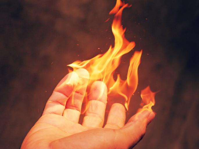 Shocking! Young boy burns mother for not paying for expenses | धक्कादायक! खर्चासाठी पैसे न दिल्याने अल्पवयीन मुलाने आईला जाळले Shocking! Young boy burns mother for not paying for expenses | धक्कादायक! खर्चासाठी पैसे न दिल्याने अल्पवयीन मुलाने आईला जाळले