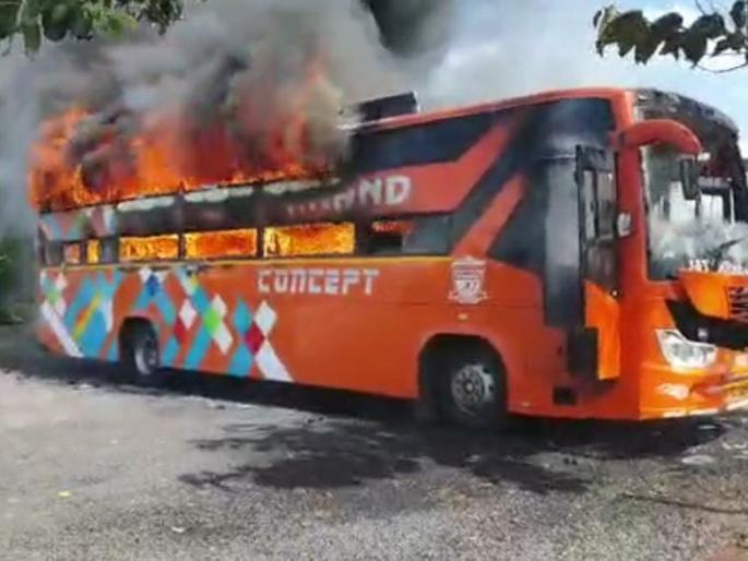 Bus catch fire at marriage hall | लग्ण साेहळयात आलेल्या खासगी बसले घेतला पेट Bus catch fire at marriage hall | लग्ण साेहळयात आलेल्या खासगी बसले घेतला पेट