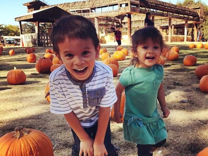 Video: Brother helps little sister score a basket heart warming video goes viral | रडणाऱ्या बहिणीला शांत करण्याची भावाची क्यूट धडपड; व्हिडीओ पाहून व्हाल भावूक!