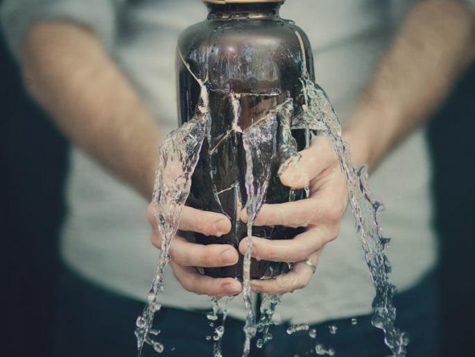 If you want to quench your thirst for happiness, first change your glass; Read this parable! | सुखाची तहान भागवायची, तर आधी गळका पेला बदला; वाचा ही बोधकथा! If you want to quench your thirst for happiness, first change your glass; Read this parable! | सुखाची तहान भागवायची, तर आधी गळका पेला बदला; वाचा ही बोधकथा!