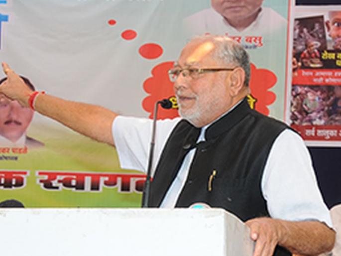 Brother Of PM Pralhad Modi's simpelicity | जळगाव जिल्हावासीयांना भावला पंतप्रधानांचे बंधू प्रल्हाद मोदींचा साधेपणा