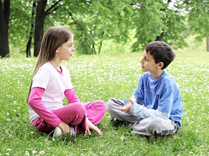 Sister refuses to play, boy complains to police, police remove sister, girlfriend | बहीण खेळायला घेत नाही, मुलाची पोलिसांत तक्रार, पोलिसांनी बहीण, मैत्रिणींची काढली समजूत