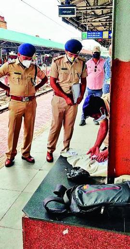 Brown sugar seized by RPF in Nagpur | नागपुरात आरपीएफने पकडली ब्राऊन शुगर Brown sugar seized by RPF in Nagpur | नागपुरात आरपीएफने पकडली ब्राऊन शुगर