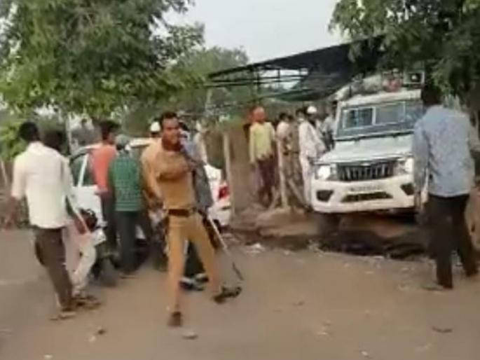 Barshitakali : firing over cotton purchase dispute | कापूस खरेदीच्या वादातून बार्शिटाकळीत गोळीबार Barshitakali : firing over cotton purchase dispute | कापूस खरेदीच्या वादातून बार्शिटाकळीत गोळीबार