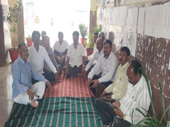 The issue of transfer of request of revenue staff became heated, there is no work until a decision is taken | महसूल कर्मचाऱ्यांच्या विनंती बदलीचा विषय चिघळला, निर्णय झाल्याशिवाय काम नाही The issue of transfer of request of revenue staff became heated, there is no work until a decision is taken | महसूल कर्मचाऱ्यांच्या विनंती बदलीचा विषय चिघळला, निर्णय झाल्याशिवाय काम नाही