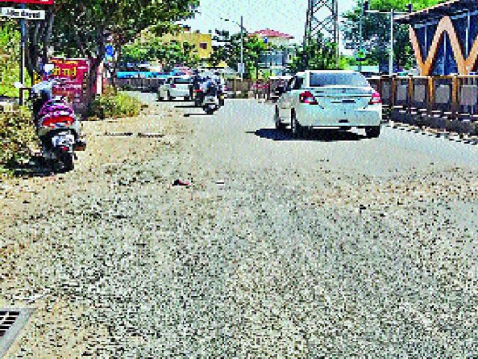 BRTS has been stolen, barricaded stolen; Standing on the street | बीआरटीएसची लागली वाट, बॅरिकेड गेले चोरीला; रस्त्यावर पसरली खडी BRTS has been stolen, barricaded stolen; Standing on the street | बीआरटीएसची लागली वाट, बॅरिकेड गेले चोरीला; रस्त्यावर पसरली खडी