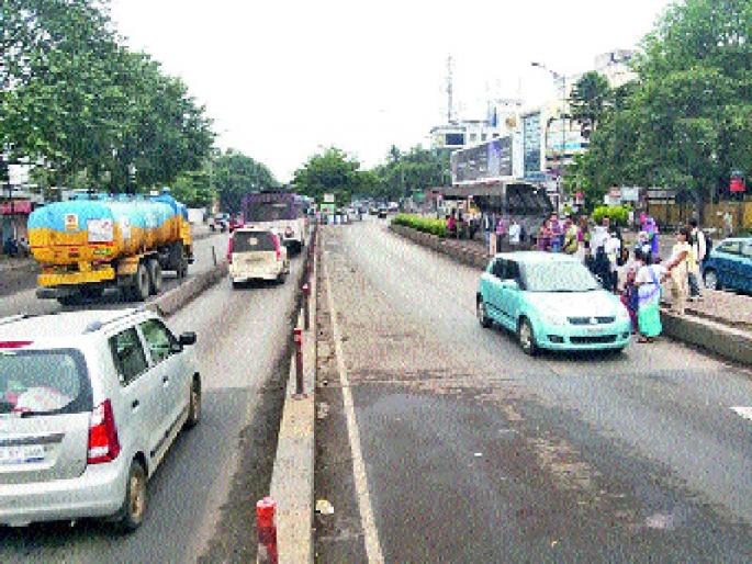 In case of accident in BRT, no claim, Brampton Plane in BRT route | बीआरटीत अपघात झाल्यास ‘नो क्लेम’, बीआरटी मार्गामध्ये लावला फलक In case of accident in BRT, no claim, Brampton Plane in BRT route | बीआरटीत अपघात झाल्यास ‘नो क्लेम’, बीआरटी मार्गामध्ये लावला फलक