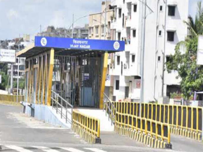 Bus stop unsafe in Pimpri now! Someone stole the door frame | पिंपरीत आता बीआरटी मार्गावरील बसस्टॉपही असुरक्षित! एकाने चोरली दरवाजाची चौकट Bus stop unsafe in Pimpri now! Someone stole the door frame | पिंपरीत आता बीआरटी मार्गावरील बसस्टॉपही असुरक्षित! एकाने चोरली दरवाजाची चौकट