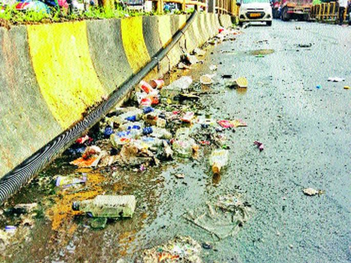 Alcohol drinks at BRTS Marg | बीआरटीएस मार्गिकेत मद्यपींचा अड्डा Alcohol drinks at BRTS Marg | बीआरटीएस मार्गिकेत मद्यपींचा अड्डा