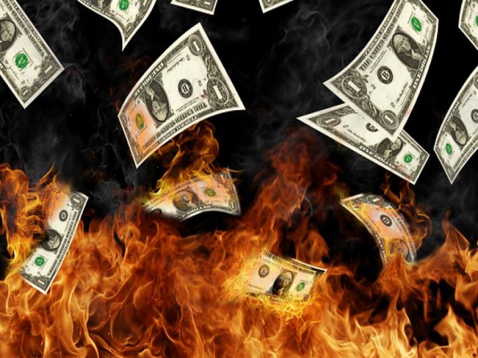 Man burns Rs 5 crore to avoid paying money to ex wife in Canada | बोंबला! पत्नीला पोटगी द्यावी लागू नये म्हणून 'या' व्यक्तीने जे केलं ते वाचून डोकं चक्रावून जाईल!