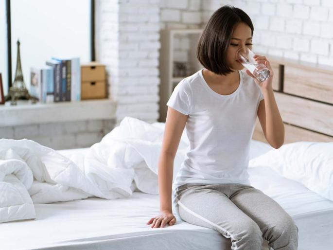 drinking water in the morning before brushing is harmful or helpful know the truth | सकाळी ब्रश केल्याशिवाय पाणी पिणं योग्य की अपायकारक? जाणून घ्या सत्य drinking water in the morning before brushing is harmful or helpful know the truth | सकाळी ब्रश केल्याशिवाय पाणी पिणं योग्य की अपायकारक? जाणून घ्या सत्य