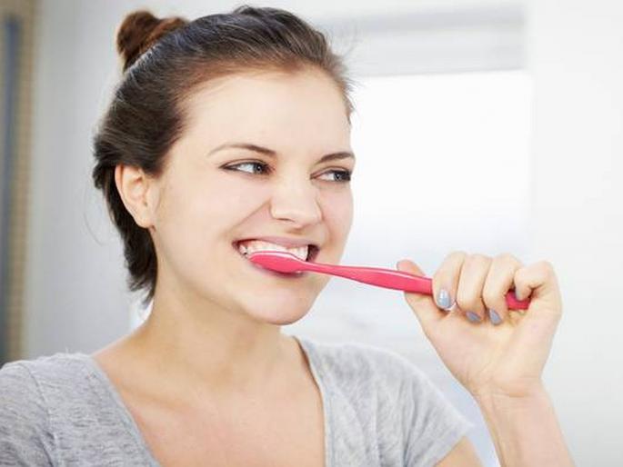 should you drink water before brushing teeth in the morning? here is the answer | सकाळी उठल्यावर ब्रश करण्यापुर्वी पाणी प्यावे का? जाणून घ्या याचे उत्तर should you drink water before brushing teeth in the morning? here is the answer | सकाळी उठल्यावर ब्रश करण्यापुर्वी पाणी प्यावे का? जाणून घ्या याचे उत्तर