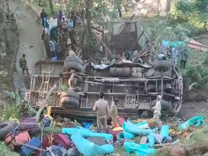 jammu kashmir budgam bus accident three BSF personnel killed, many injured | काश्मिरातील बडगाममध्ये BSF च्या जवानांनी भरलेली बस दरीत कोसळली, चार जणांचा मृत्यू अनेक जखमी jammu kashmir budgam bus accident three BSF personnel killed, many injured | काश्मिरातील बडगाममध्ये BSF च्या जवानांनी भरलेली बस दरीत कोसळली, चार जणांचा मृत्यू अनेक जखमी