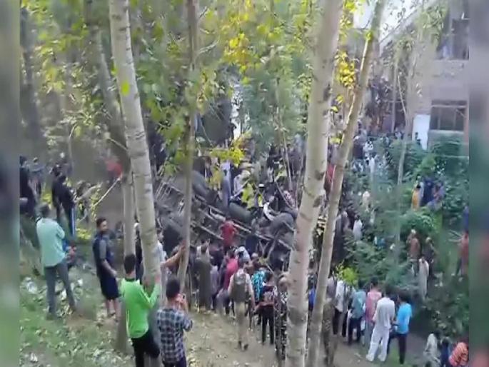 Big accident in Jammu and Kashmir! A bus full of BSF personnel fell into a deep ditch | जम्मू-काश्मीरमध्ये मोठा अपघात! BSF च्या जवानांनी भरलेली बस खोल खड्ड्यात कोसळली Big accident in Jammu and Kashmir! A bus full of BSF personnel fell into a deep ditch | जम्मू-काश्मीरमध्ये मोठा अपघात! BSF च्या जवानांनी भरलेली बस खोल खड्ड्यात कोसळली
