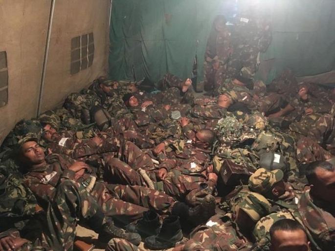 While We Complain About Lack Of Comfort, Here's What Rest Time Looks Like For Our Soldiers | तुमच्या जगण्याला सलाम ! BSF जवानांची 'Rest', इंटरनेटवर फोटो ठरतोय 'बेस्ट'