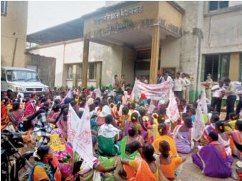 Women became aggressive in solving various problems | विविध प्रश्नांच्या सोडवणुकीसाठी महिला झाल्या आक्रमक Women became aggressive in solving various problems | विविध प्रश्नांच्या सोडवणुकीसाठी महिला झाल्या आक्रमक